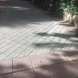 acera para colocar bancos  de descanso de personas mayores 