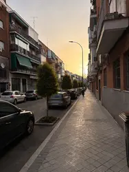 Algo así árboles entre coches por ejemplo como están las farolas en argos 