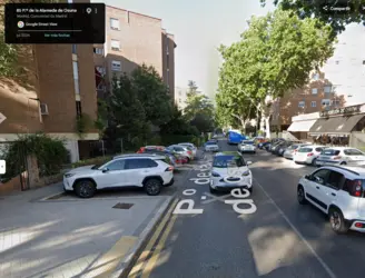 Vehículo de gama alta invade acera para poder aparcar.